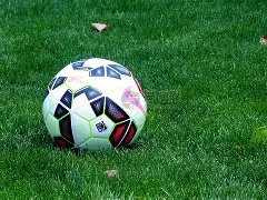 无人机与足,球结合,引得孩童欢,安博体育平台,安博体育官方网站,安博体育登录入口,安博体育app下载