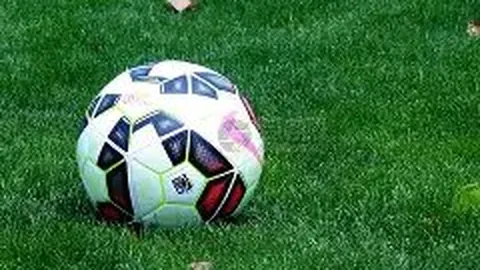 无人机与足球结合，引得孩童欢声笑语？